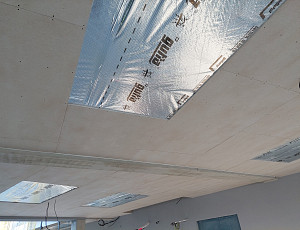 Zateplení podlahy polyfunkčního domu pomocí foukané izolace